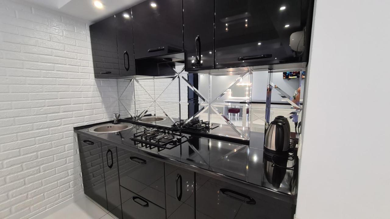 Apartaments On Prospekt Mira 35 Krivoy Rog Bagian luar foto
