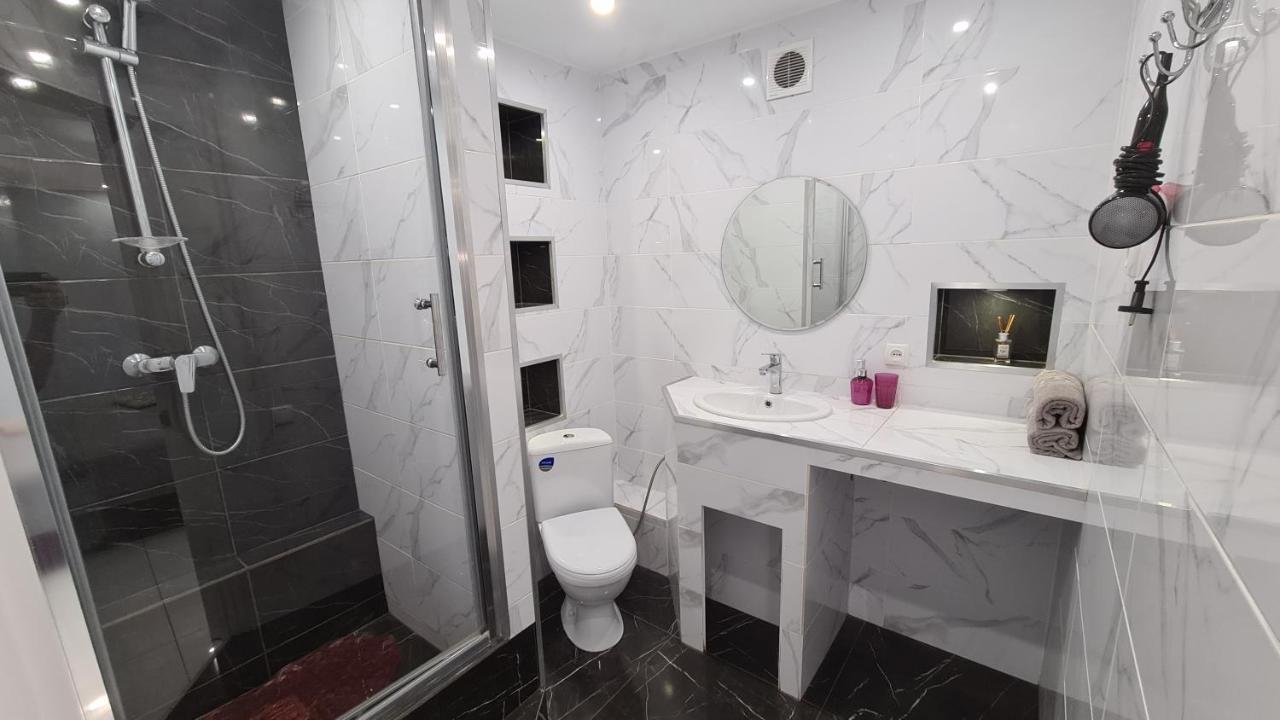 Apartaments On Prospekt Mira 35 Krivoy Rog Bagian luar foto